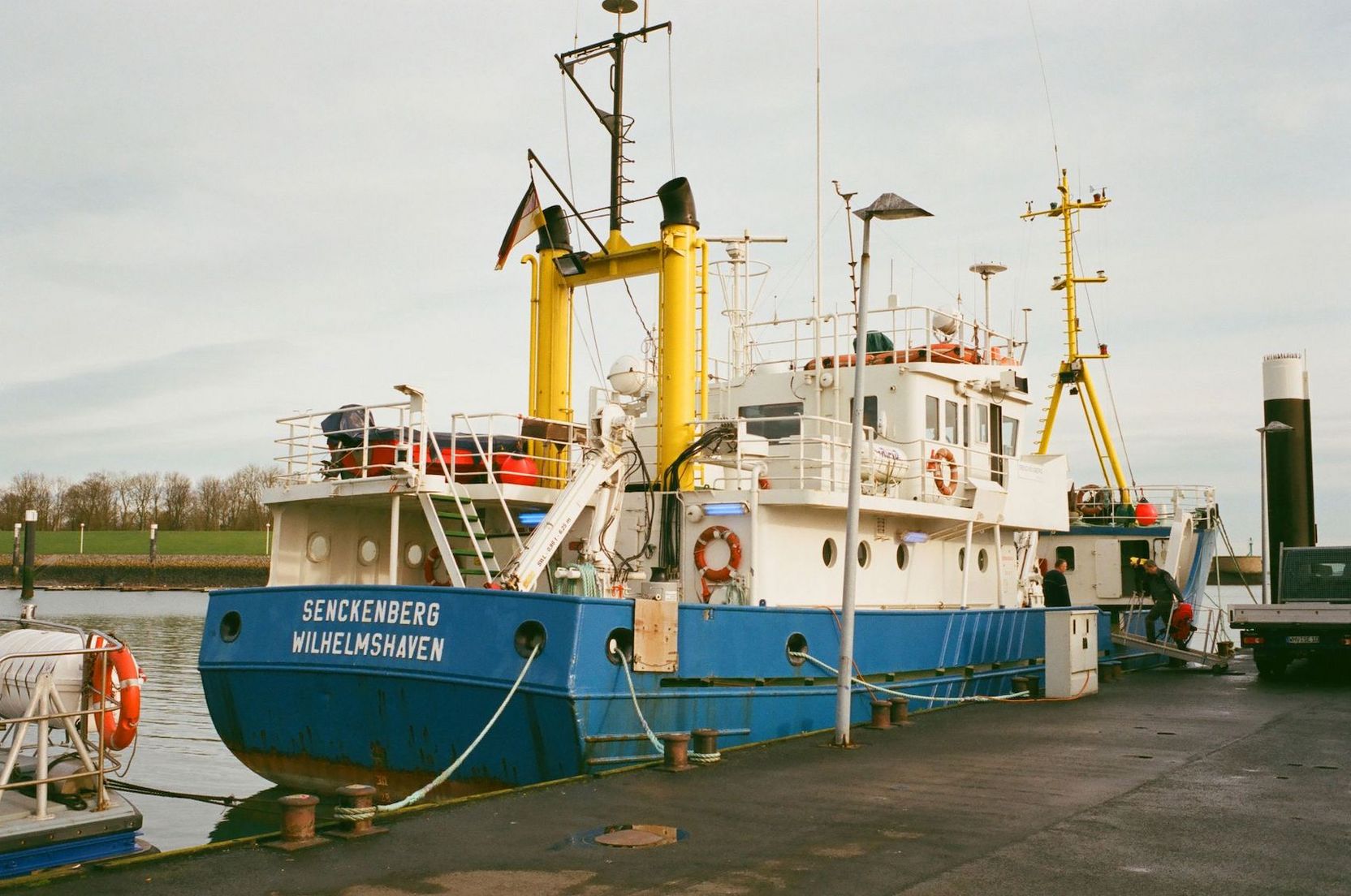 Schiff vor Anker mit der Aufschrift "Senckenberg Wilhelmshaven"