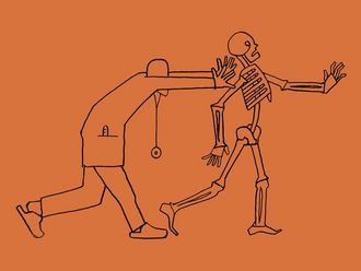 Illustration eines Arztes, der einem Skelett hinterher läuft.