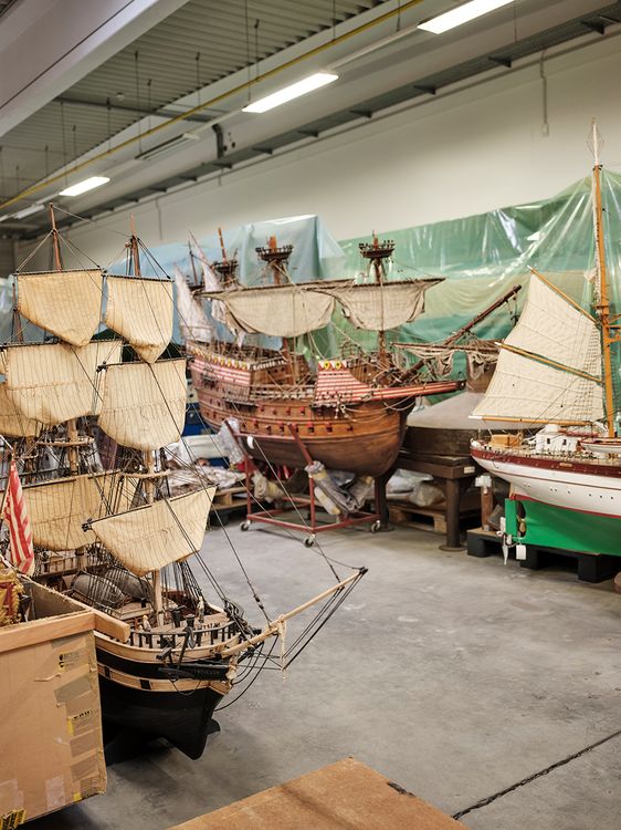 Holzmodelle historischer Segelschiffe im Lagerraum des Schiffahrtsmuseums