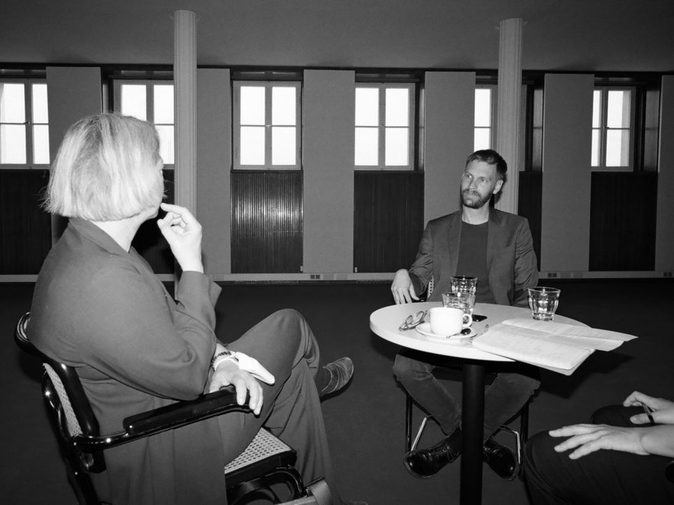 Henriette Löwisch und David Schelp sitzen an einem runden Tisch währen des Interviews.