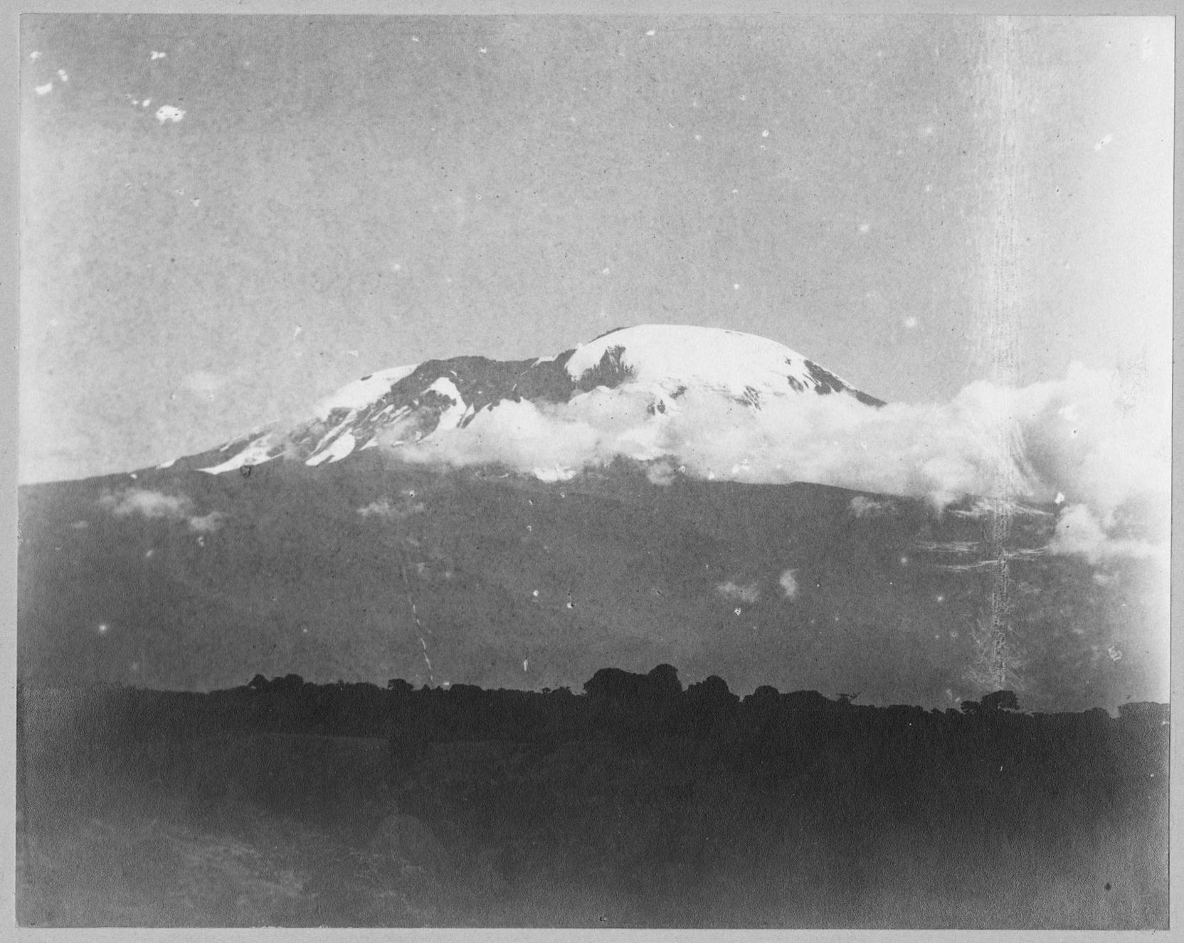 Historische Fotografie des verschneiten Kilimandscharos.