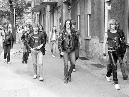 Metal-Heads auf einem Bürgersteig in Berlin