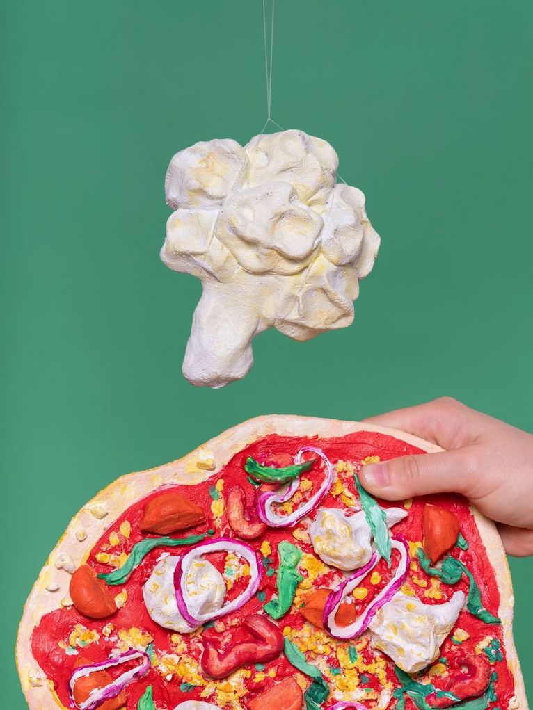 Blumenkohl und Pizza aus Plastik.