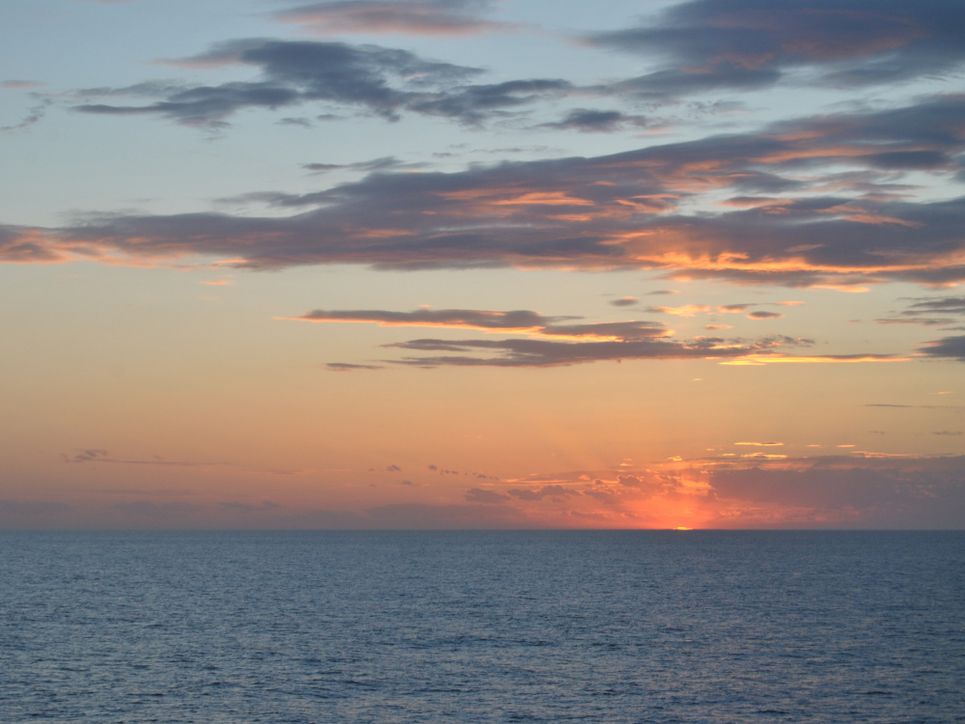 Sonnenuntergang über dem Meer.