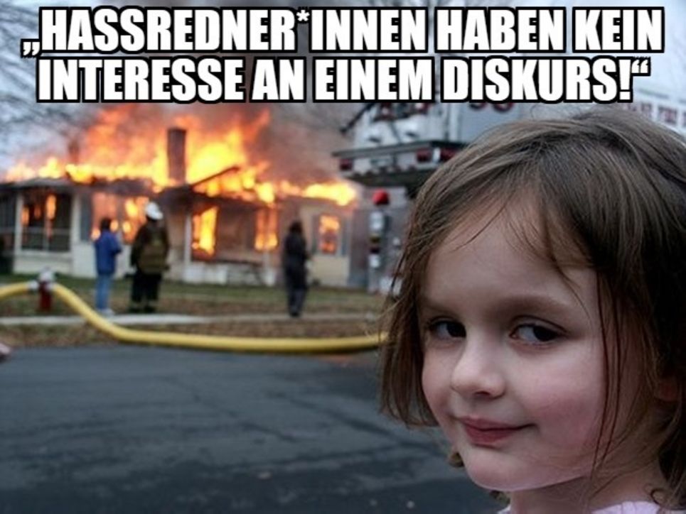 Disaster Girl-Meme mit dem Text "Hassredner*innen haben kein Interesse an einem Diskurs"