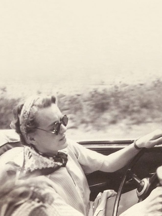 Maria Daelen am Steuer eines Cabrios.