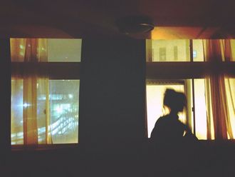 Zwei Fenster, Umrisse einer Frau