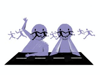 Illustration von zwei Kindern. Sie sitzen an einem Tisch, der eine Straße ist. Ein Kind hebt die Hand. Auf höhe ihrer Gesichter rennen Flüchtende Personen, die zugleich Nase, Mund und Augen der Kinder bilden.