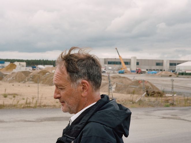 Manfred Kühn im Profil vor der Baustelle.
