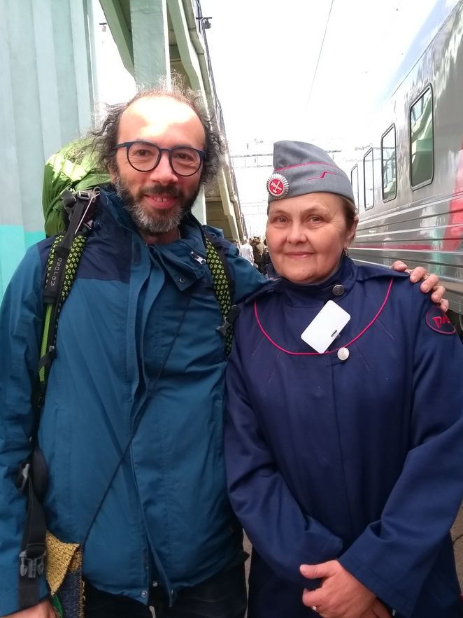 Gianluca Grimalda mit einer Schaffnerin auf dem Bahnsteig.