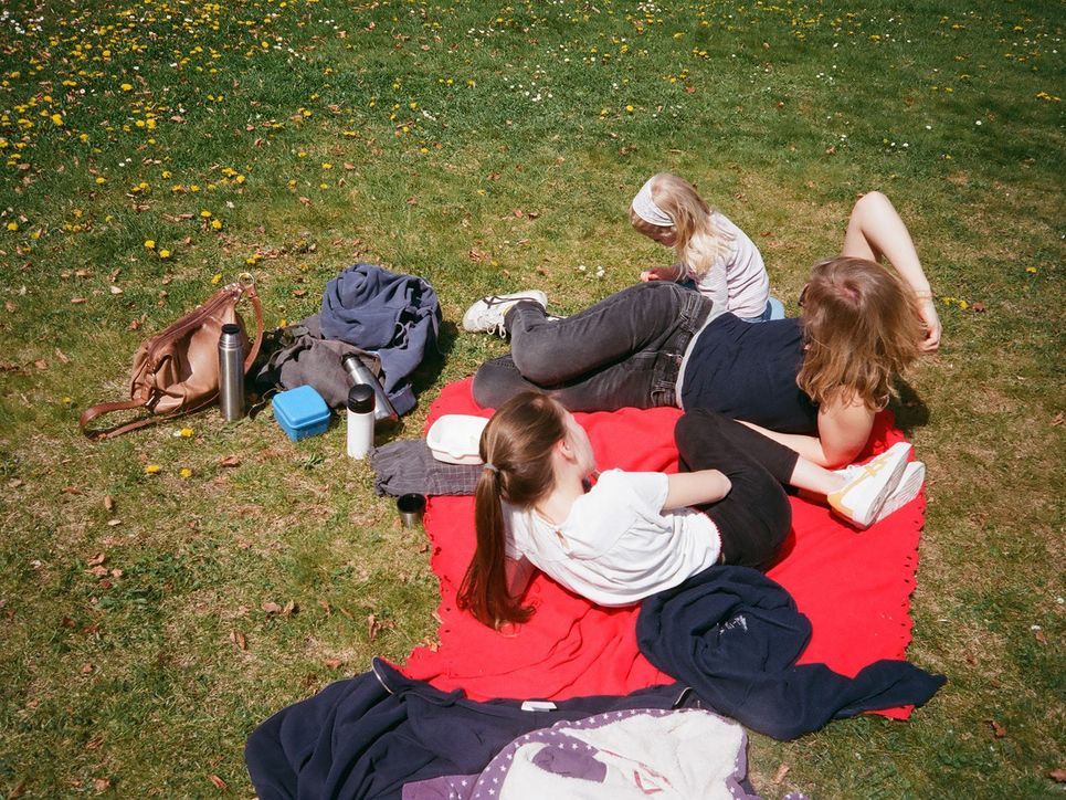 Agnes Familie beim Picknick im Park.