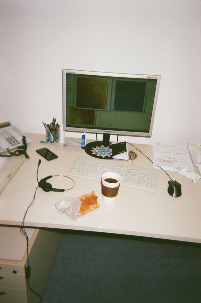 João Marcelo Lopes‘ Schreibtisch mit Kaffeebecher und Gebäck.