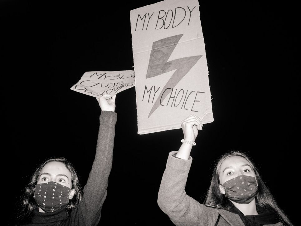Zwei protestierende Frauen mit Gesichtsmasken halten Plakate aus Pappe in die Höhe. Auf einem ist die Aufschrift »My body, my choice« - »Mein Körper, meine Wahl« zu lesen.