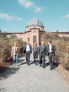 Fünf Personen vor dem Gebäude des Potsdam-Instituts für Klimafolgenforschung.