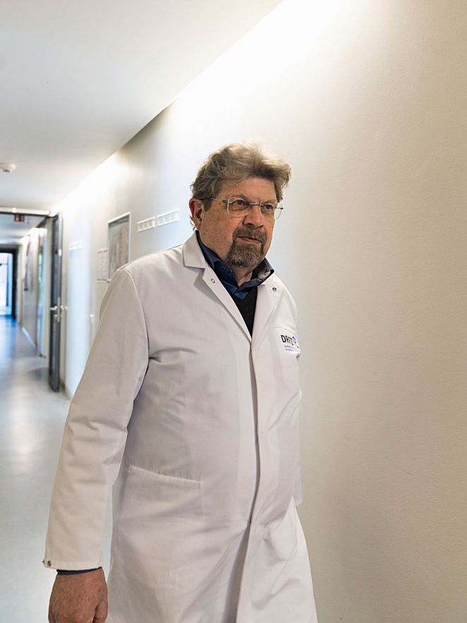 Der Immunologe Andreas Radbruch schreitet durch einen Gang in seinem Institut.