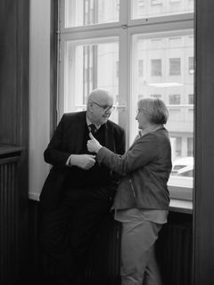 Peter Strohschneider und Theresia Bauer im Gespräch vor einem Fenster.