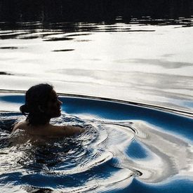Die Autorin Jessica J. Lee schwimmend im Wasser.
