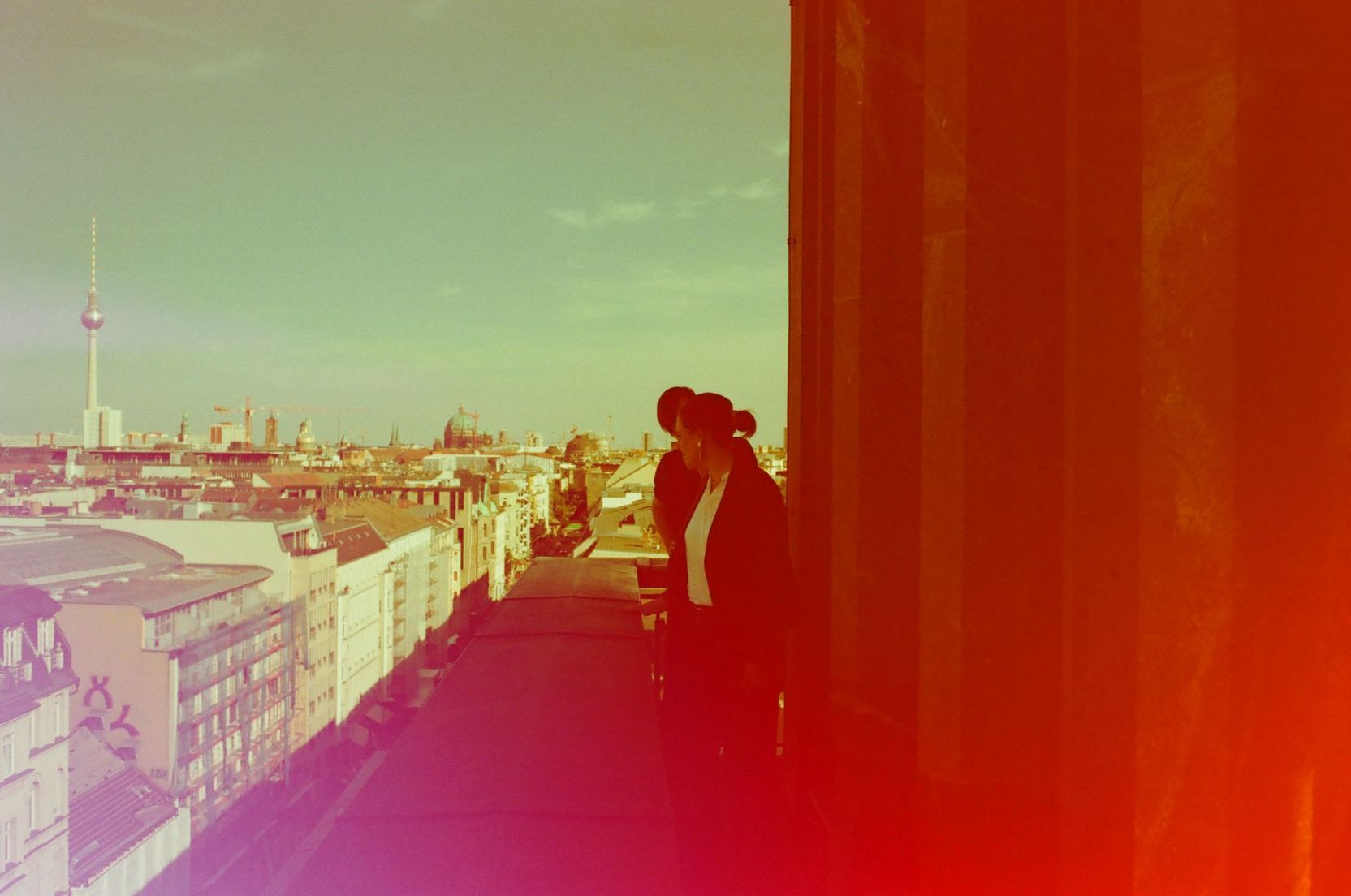 Die beiden auf dem Dach mit Blick über Berlin.