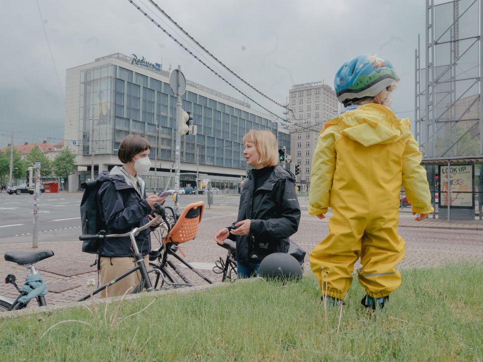 Liina Tõnisson, ihre kleine Tochter und unsere Reporterin Amelie Berboth stehen an einer großen Kreuzung.