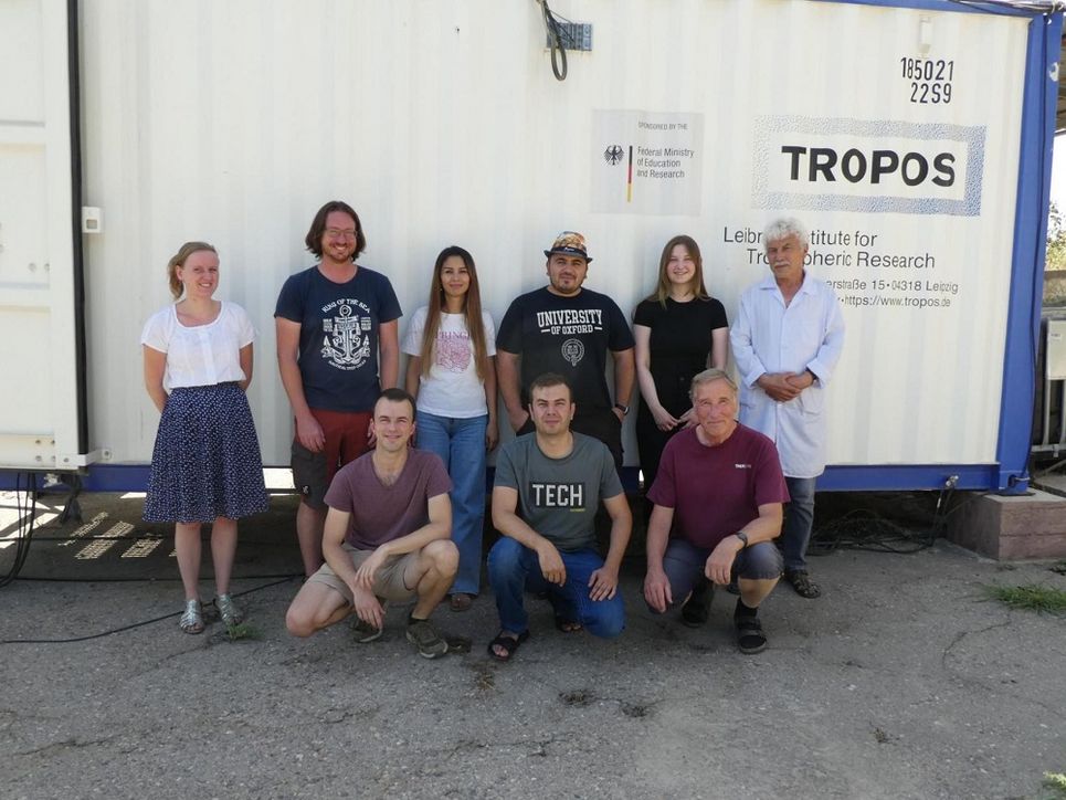Gruppenfoto vor dem Container.