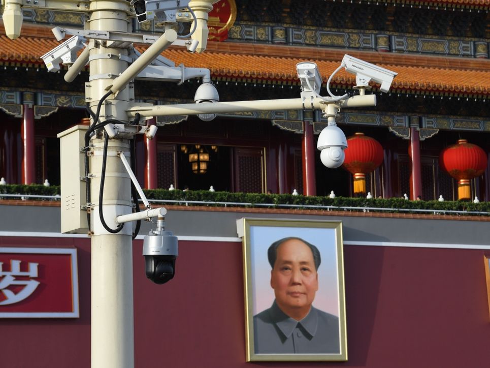 Überwachungskameras auf dem Tian'an Men-Platz in Peking, im Hintergrund ein Portrait des ehemaligen chinesischen Staatspräsidenten Mao Tse-Tung.ao