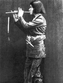 Historische Fotografie von Else Lasker-Schüler mit einer Flöte.
