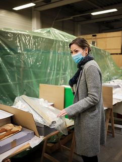 In einem Lagerraum des Deutschen Schifffahrtsmuseums holt die Provenienzforscherin Kathrin Kleibl Untersuchungsobjekte aus Kartons heraus.