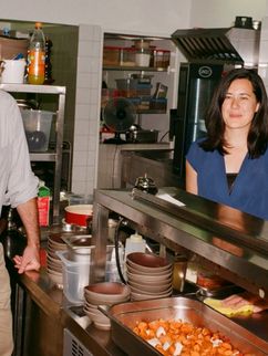Ernährungswissenschaftlerin Kristina Norman, Musikerin Cymin Samawatie, Soziologe Georgios Papastefanou, Schriftstellerin Jessica J. Lee und Koch The Duc Ngo unterhalten sich in der Küche des Restaurants "Funky Fish" in Berlin.