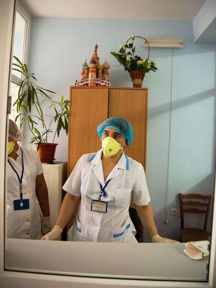 Zwei Pflegerinnen mit medizinischen Masken im Flur. Auf dem Schrank hinter ihnen das Modell einer orthodoxen Kirche.