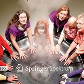 Menschen, die ihre Hände in eine dampfende Schüssel halten und nach oben blicken. Cover des Verlags Springer Spektrum.