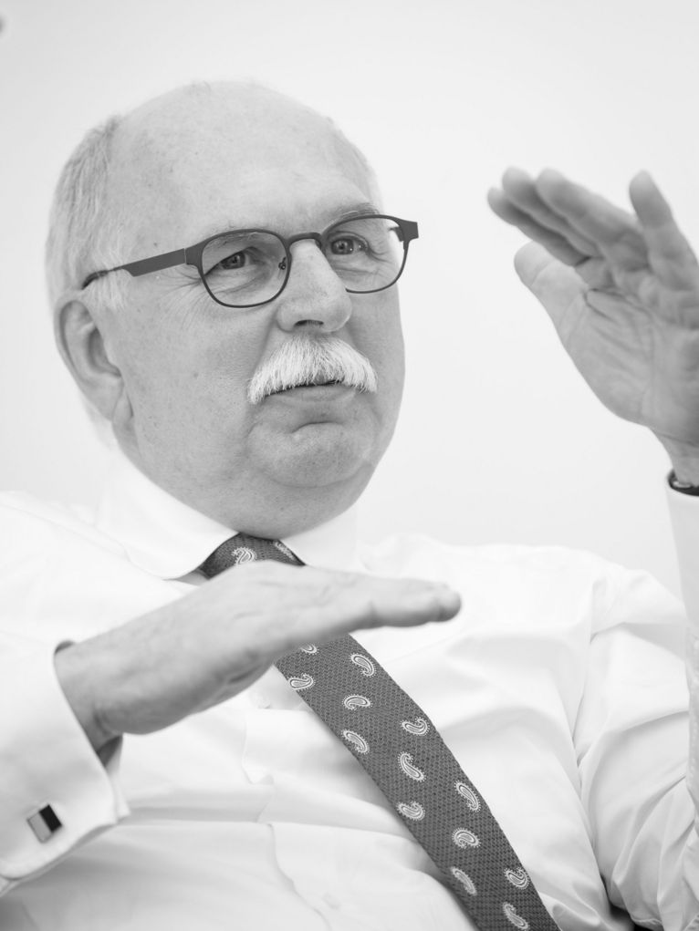 Porträt von MATTHIAS KLEINER, der etwas erklärt.