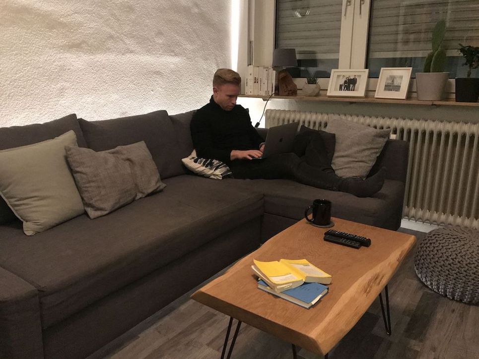 Marco Gierke auf dem Sofa mit Laptop.