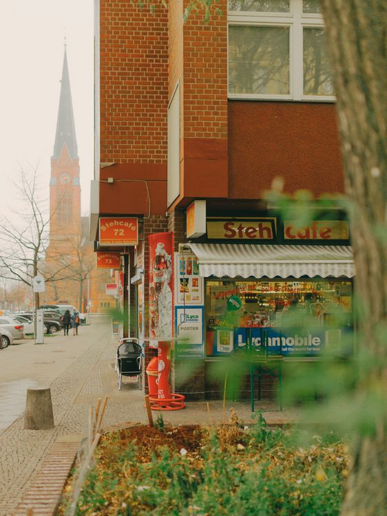 Ein Kiosk in der Bülowstraße, Blick auf eine Kirche.