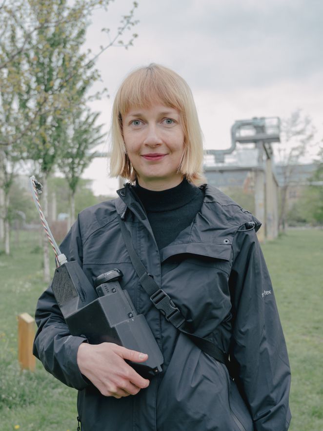Porträt von Liina Tõnisson mit dem Feinstaubrucksack im Freien