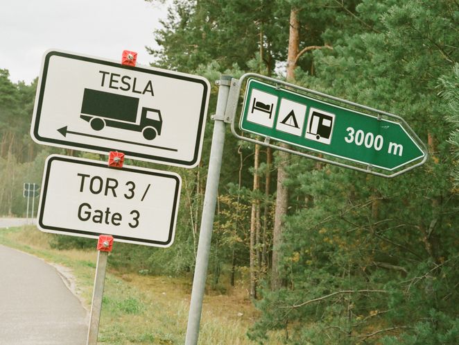Schilder verweisen auf einen Campingplatz und auf die Tesla-Baustelle.