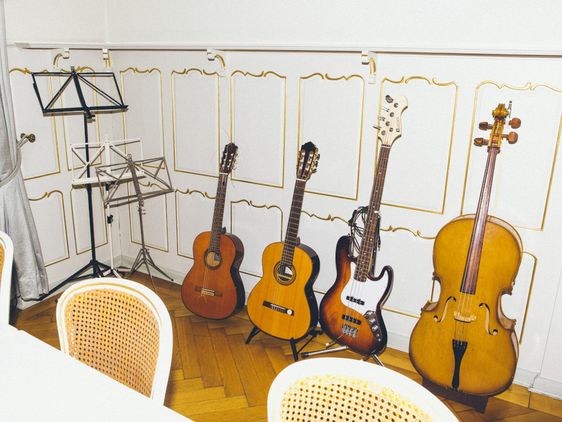 Gitarren und Notenständer im Musikzimmer.