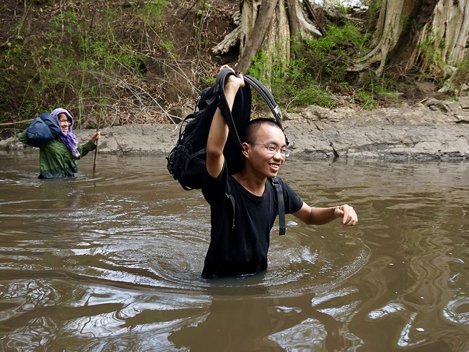 Bei der Feldforschung in Vietnam durchqueren Studierende einen Fluss..