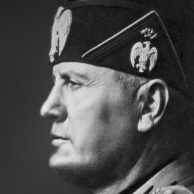 Seitliches Profil von Mussolini.