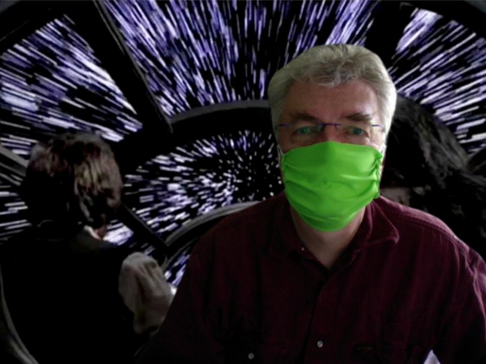 Matthias Steinmetz mit grüner Gesichtsmaske in einer Videokonferenz vor einem »Star-Wars«-Hintergrund