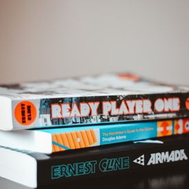 Drei Bücher auf einem Stapel. Obenauf: Ready Player.