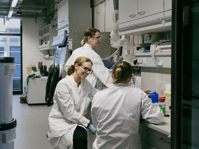Laura De Laporte mit zwei weiteren Wissenschaftlerinnen in einem Labor.