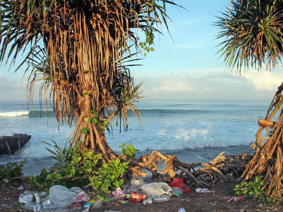 Treibgut aus Plastik: Strand auf Bali.