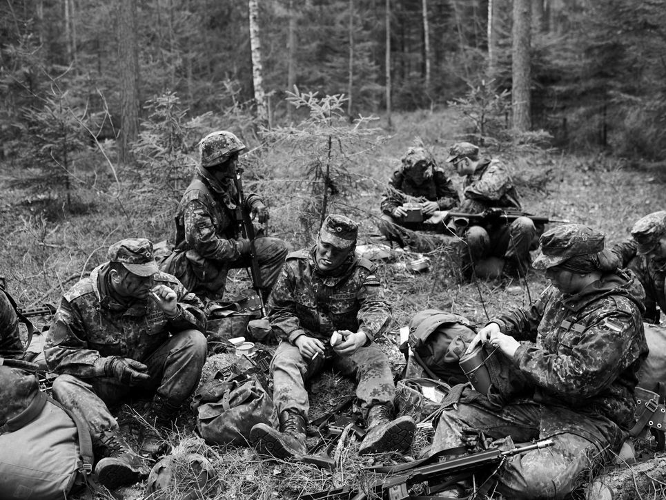 Soldaten im Wald bei der Rast.