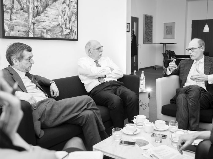 Walter Rosenthal, MATTHIAS KLEINER und Peter-André Alt auf einem Sofa und einem Sessel im Gespräch.