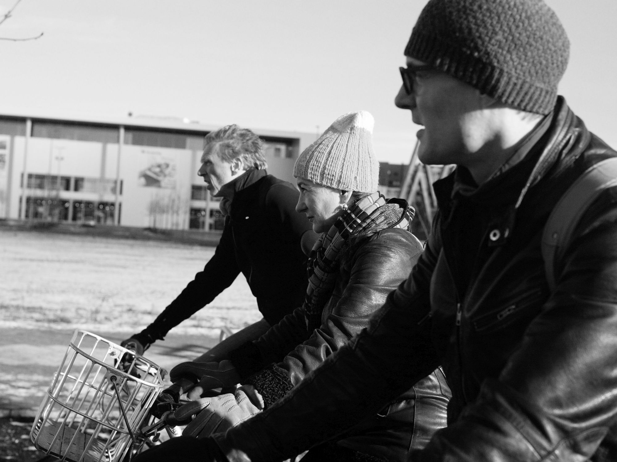 Sebastian Lentz, Rosa Loy und Sebastian Kretz nebeneinander auf Fahrrädern.