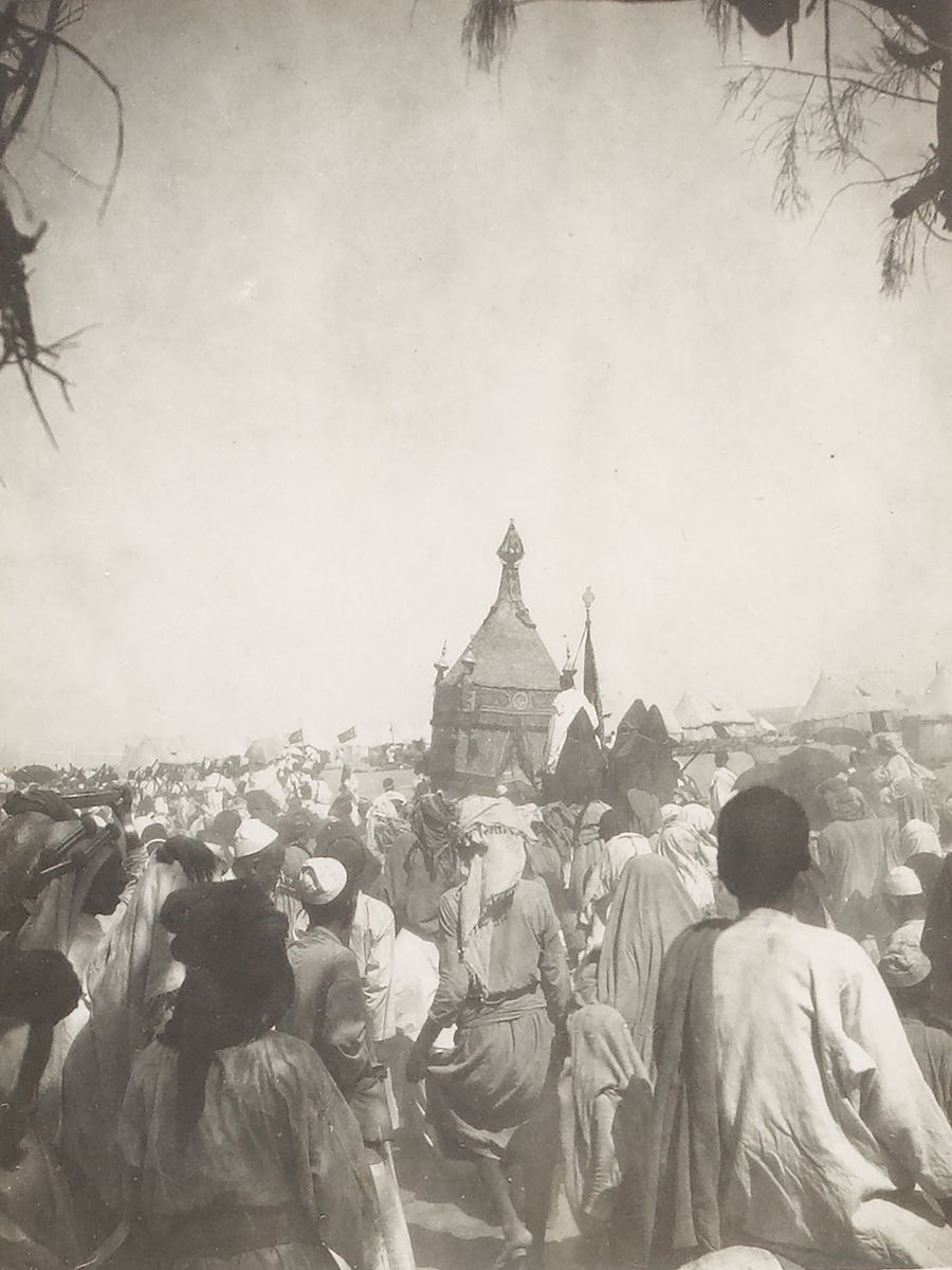 Schwarzweiß Foto einer Menschenmenge um einen Turm in Dschidda.