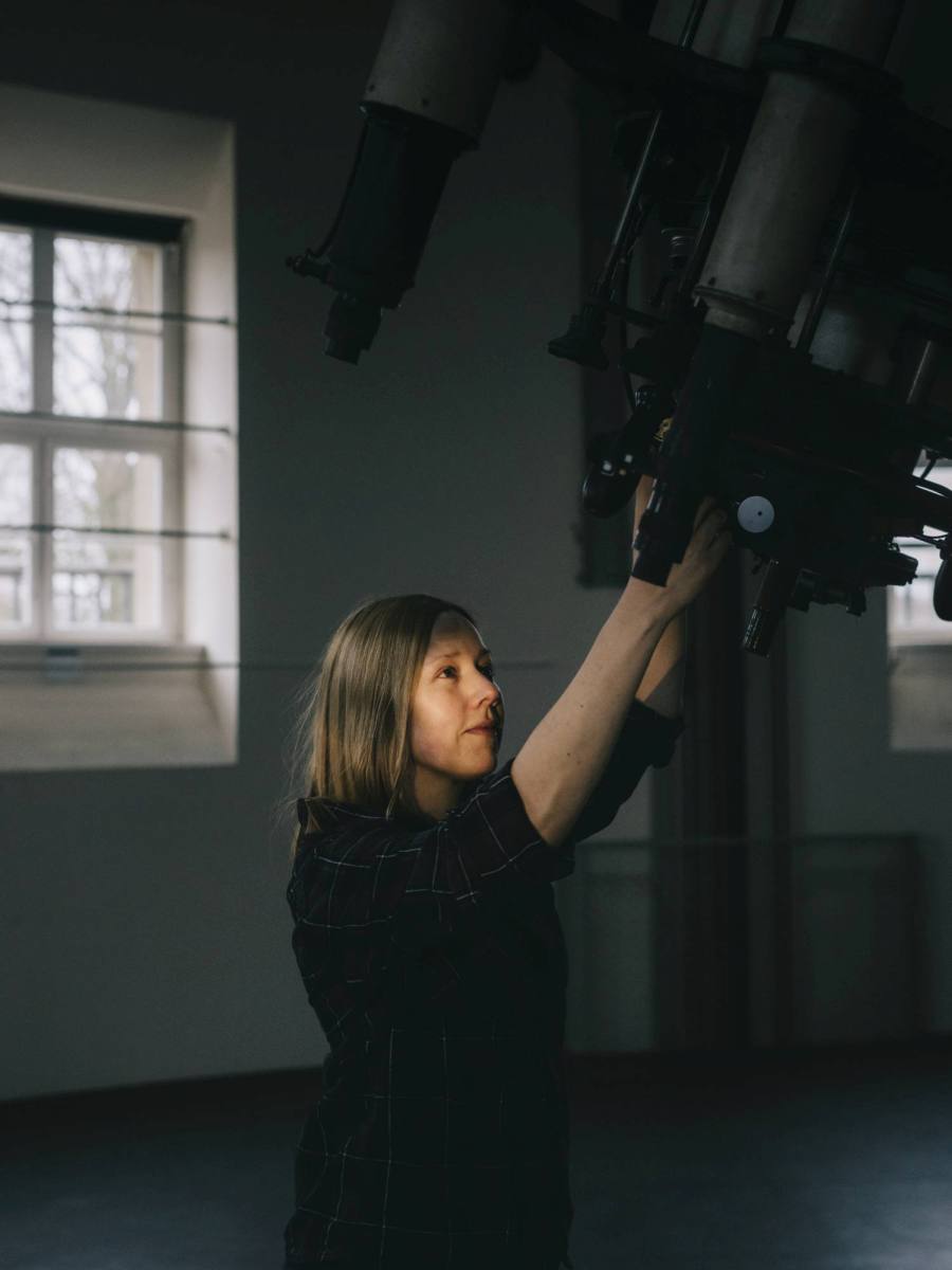 Katja Poppenhäger mit einem großen Teleskop.