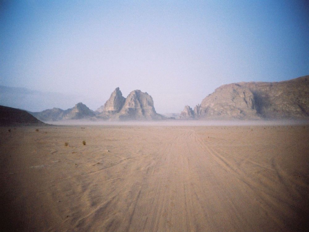 Berge in einer Wüste.