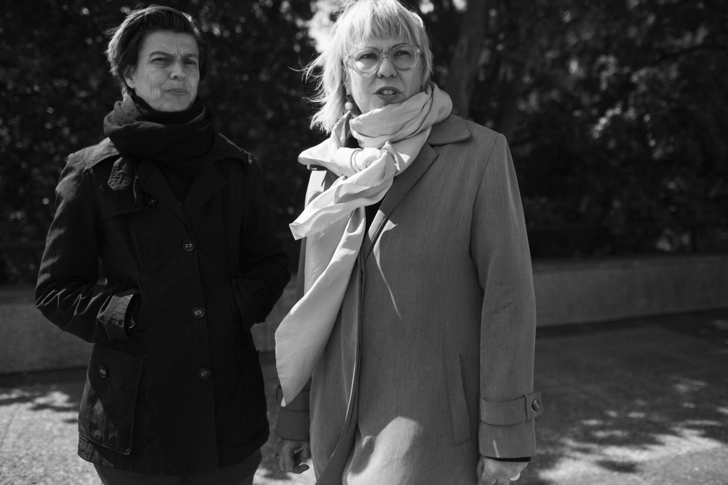 Carolin Emcke und Andrea Petö mit Jacken und Schals draußen.