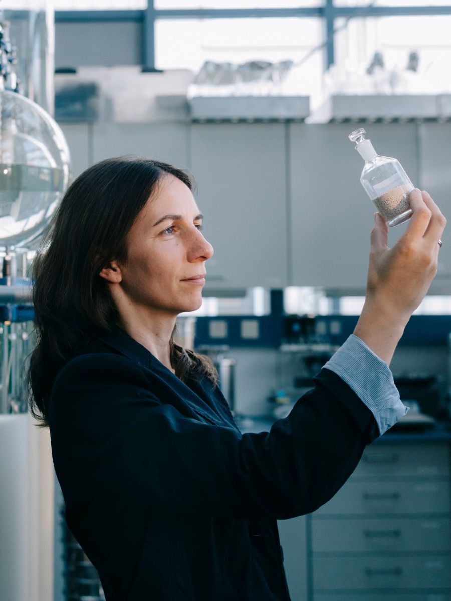 Miriam Rosenbaum mit einem Fläschchen im Labor.